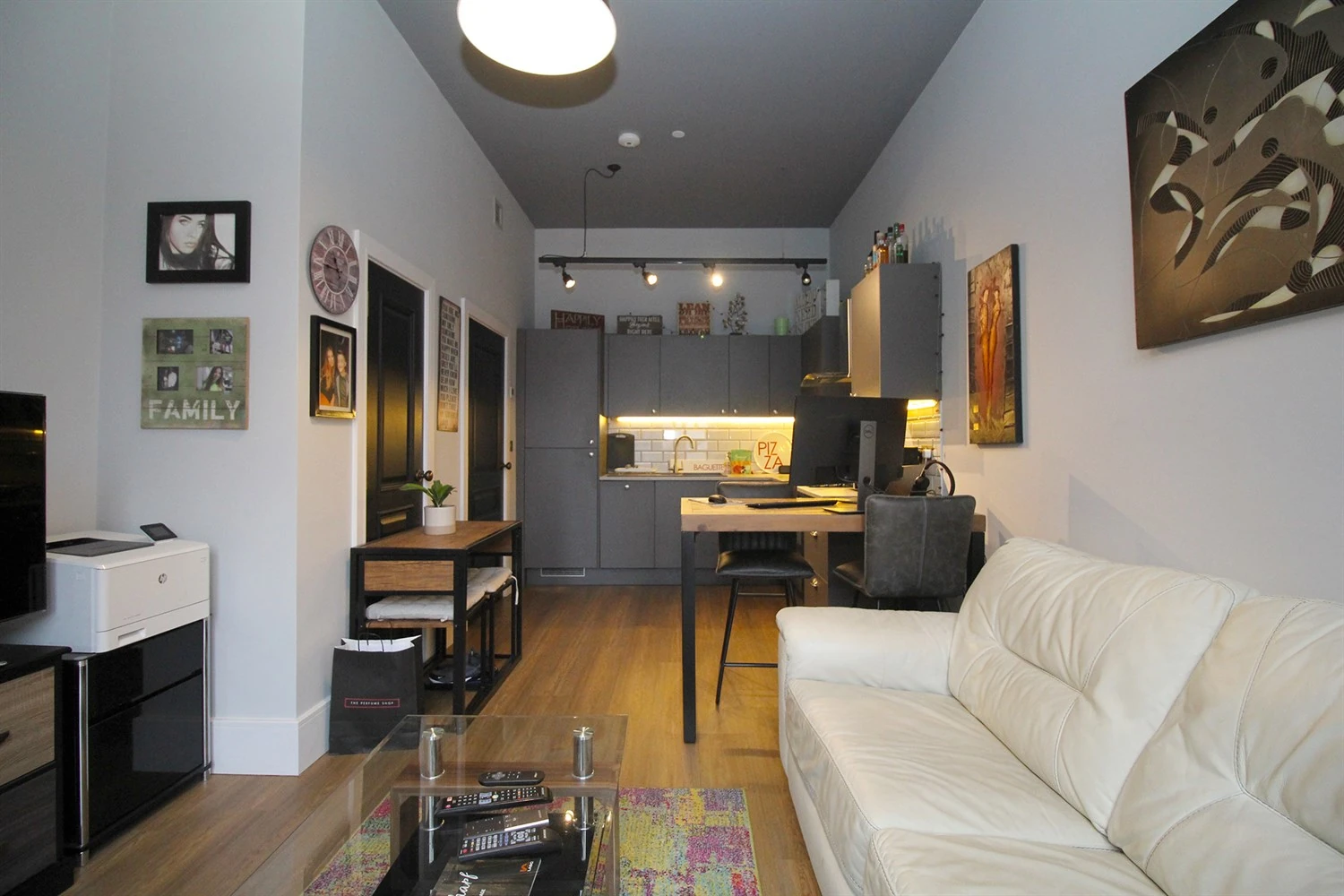 Kitchen / Lounge