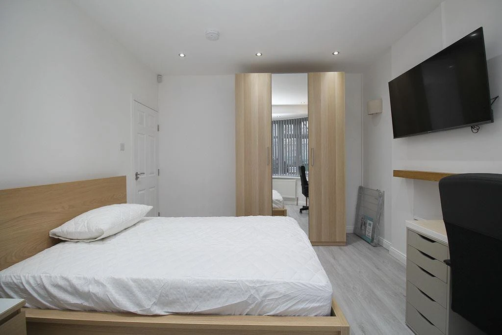 Wardrobe and 4k Smart TV