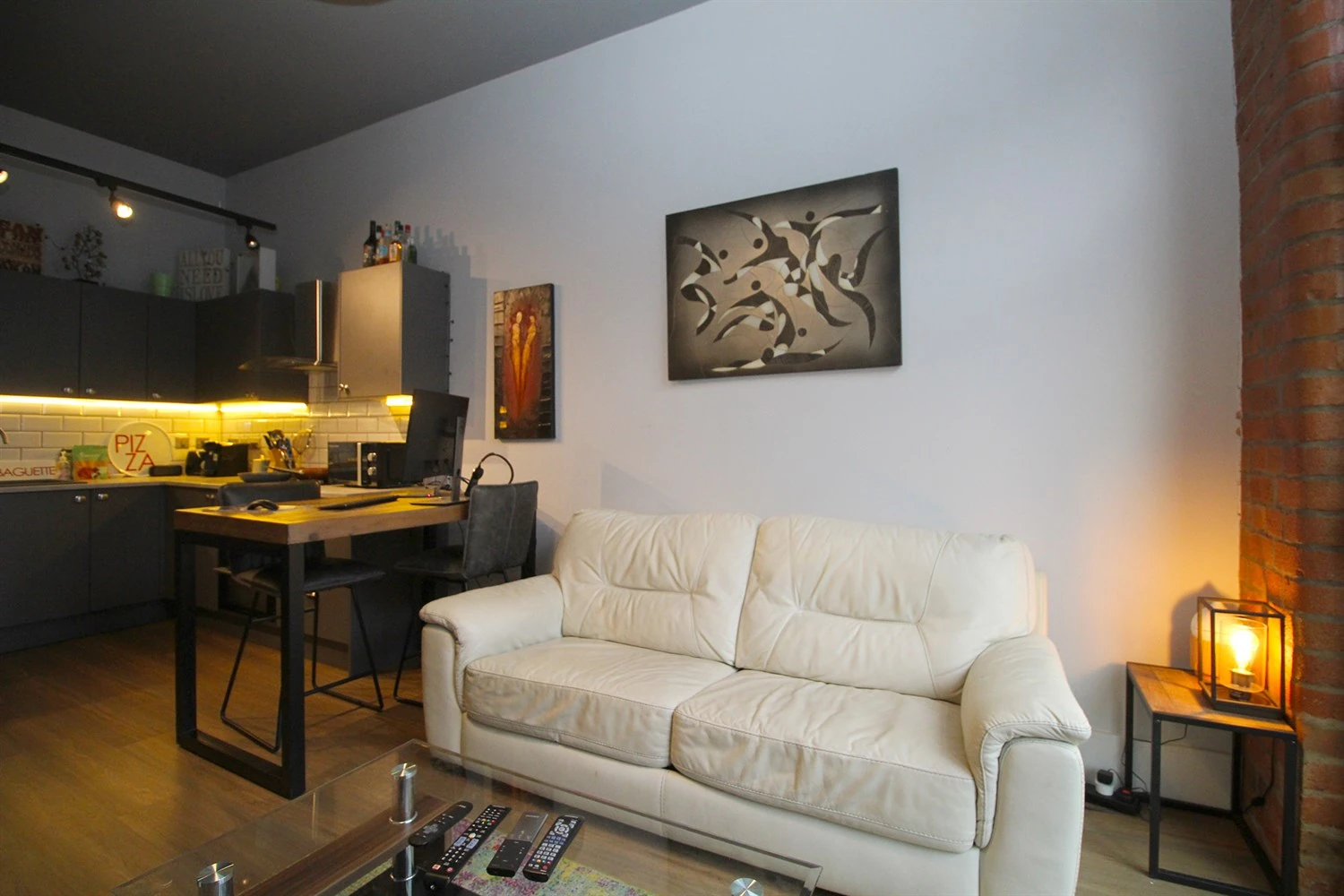 Kitchen / Lounge