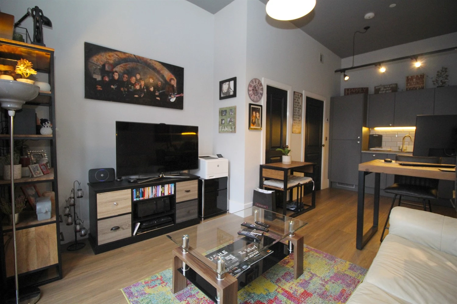 Kitchen / Lounge